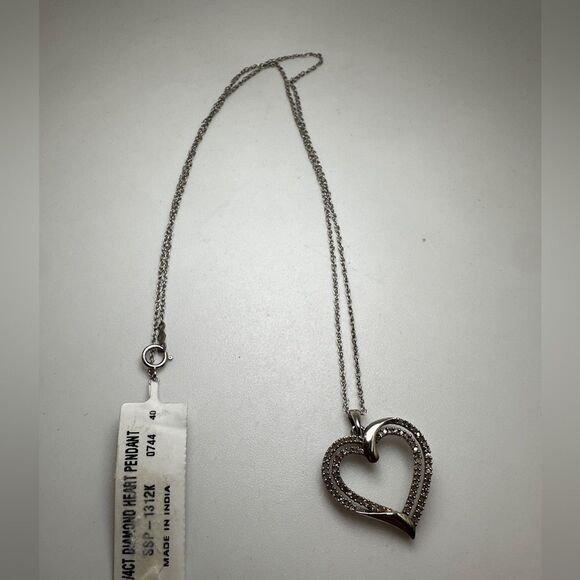 NWT 18" Macy's Sterling Silver heart necklace with 1/4ctw natural diamonds! - Picture 3 of 12